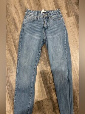 Light Wash Straight Leg Jeans - Blue